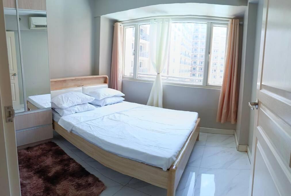 Monarch Parksuites - Balmoral Place Paranaque City Bagian luar foto